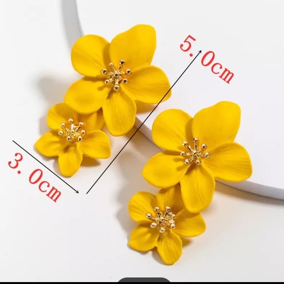 🌟 Gorgeous Yellow Floral Drop earrings - Picture 3 of 4